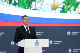 Михаил Ведерников вручил девяти многодетным семьям медали «Родительская слава Псковской области»
